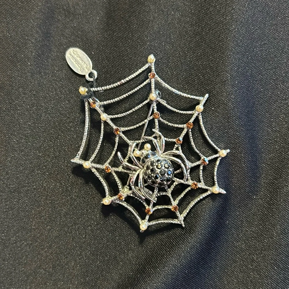 Spider in web pin - Picture 1 of 3